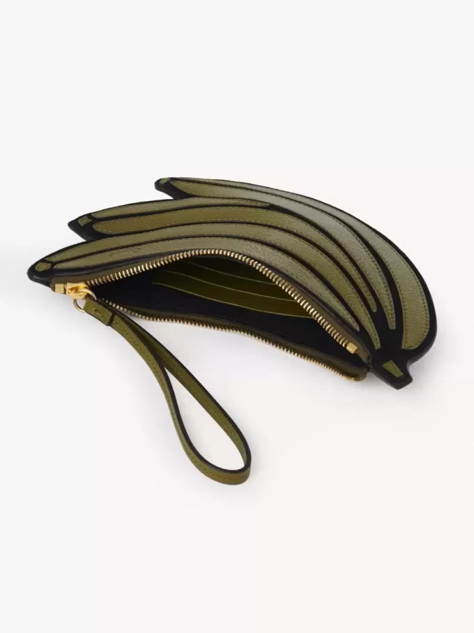Banana flat pouch in grained leather