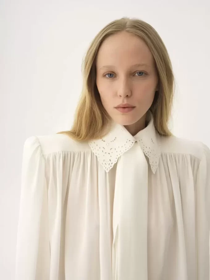 Gathered scarf-tie blouse in crêpe de chine & lace