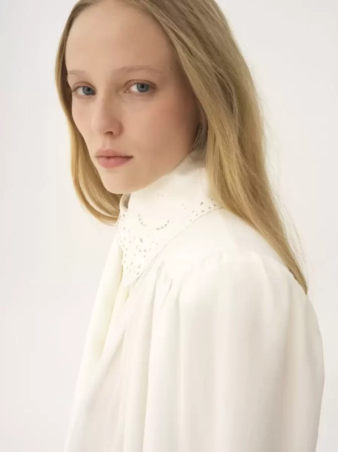 Gathered scarf-tie blouse in crêpe de chine & lace