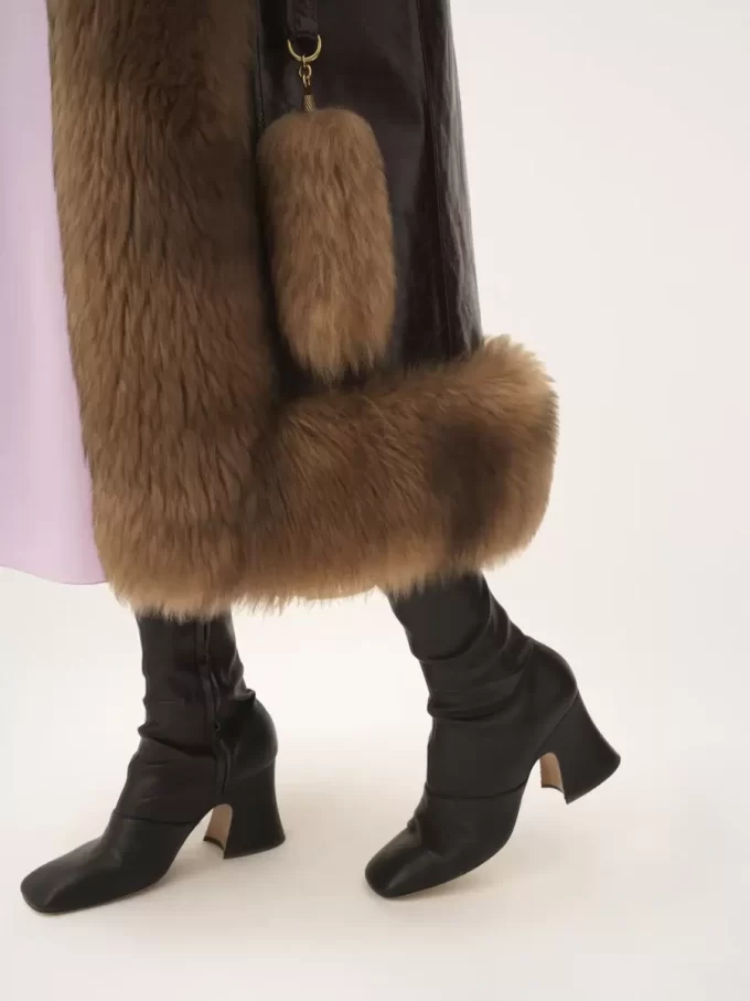 Long column coat in leather