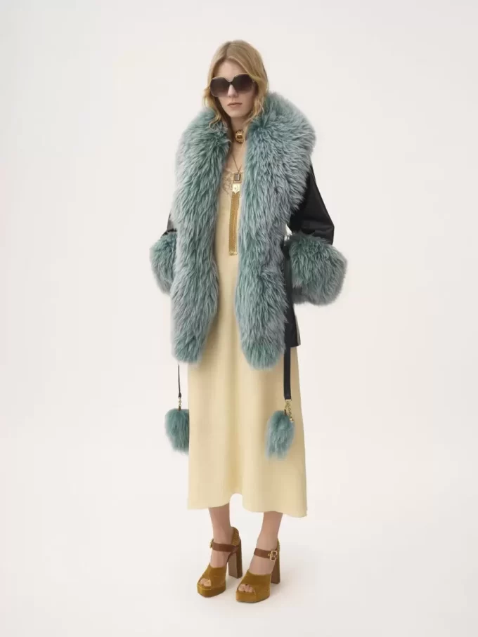 Short coat in leather