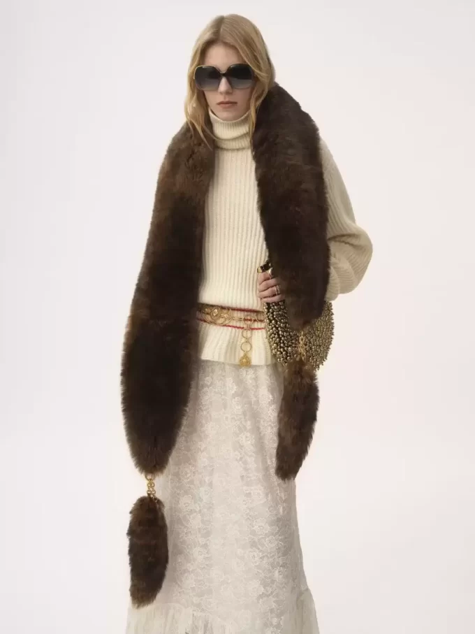 The Chloé Chain Tails scarf in shearling